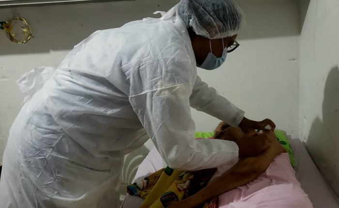 Dona Cleonice foi vacina em casa pela equipe da SMS