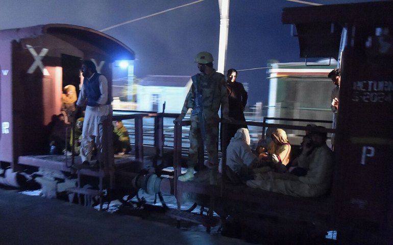Forças de segurança do Paquistão tentam libertar 300 pessoas sequestradas em um trem