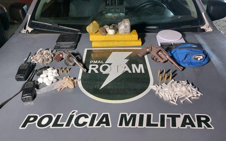 PM apreende quatro armas de fogo e drogas na capital e no interior