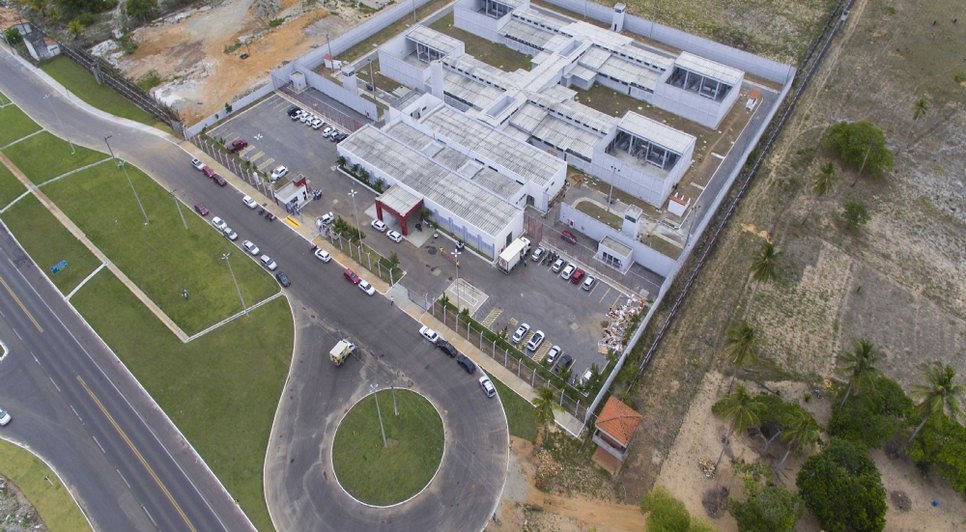 Três homens tentam arremessar drogas e celulares no presídio de Areia Branca