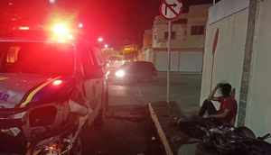 Motociclista realiza manobras perigosas e colide com viatura policial na Grande Aracaju