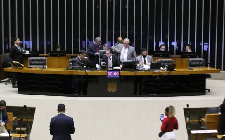 Deputados analisam projeto que cria a Estratégia Nacional de Saúde; acompanhe