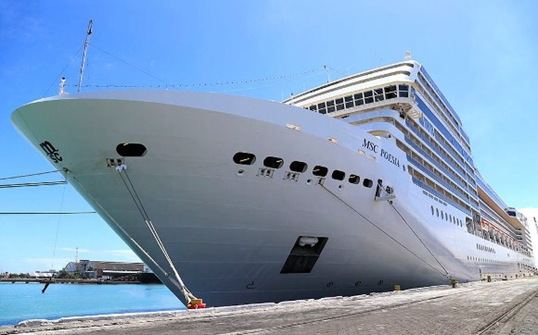 Transatlântico MSC Poesia com 2.413 passageiros a bordo chega a Maceió