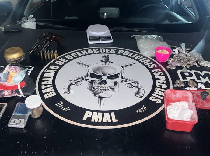 PM apreende duas armas de fogo e drogas em ações no litoral Norte