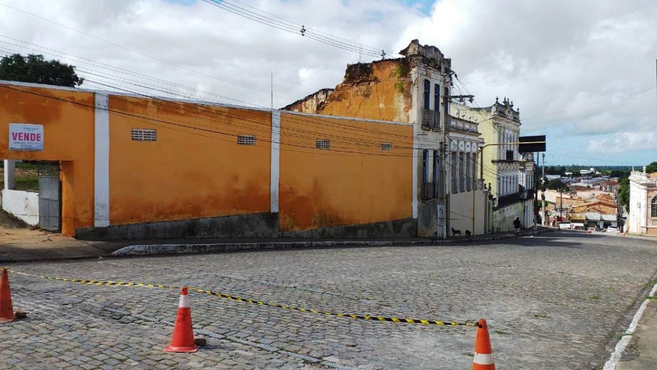Risco de desabamento de imóvel gera interdição de via do Centro Histórico de Penedo