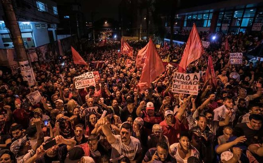 Sindicalistas e religiosos se revezam em discursos no sindicato do ABC