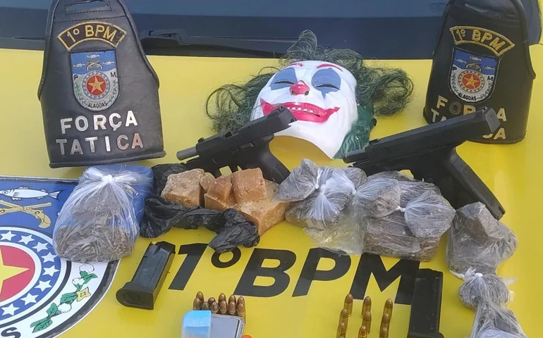 PM apreende armas, drogas e máscara do Coringa em casa abandonada na Levada