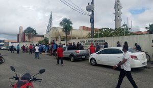 Tribunal de Justiça têm aglomeração na fila durante retomada das atividades