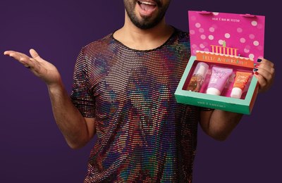 Gil do Vigor vive um dia como vendedor do Boticário e dá dicas para surpreender neste Dia das Mães