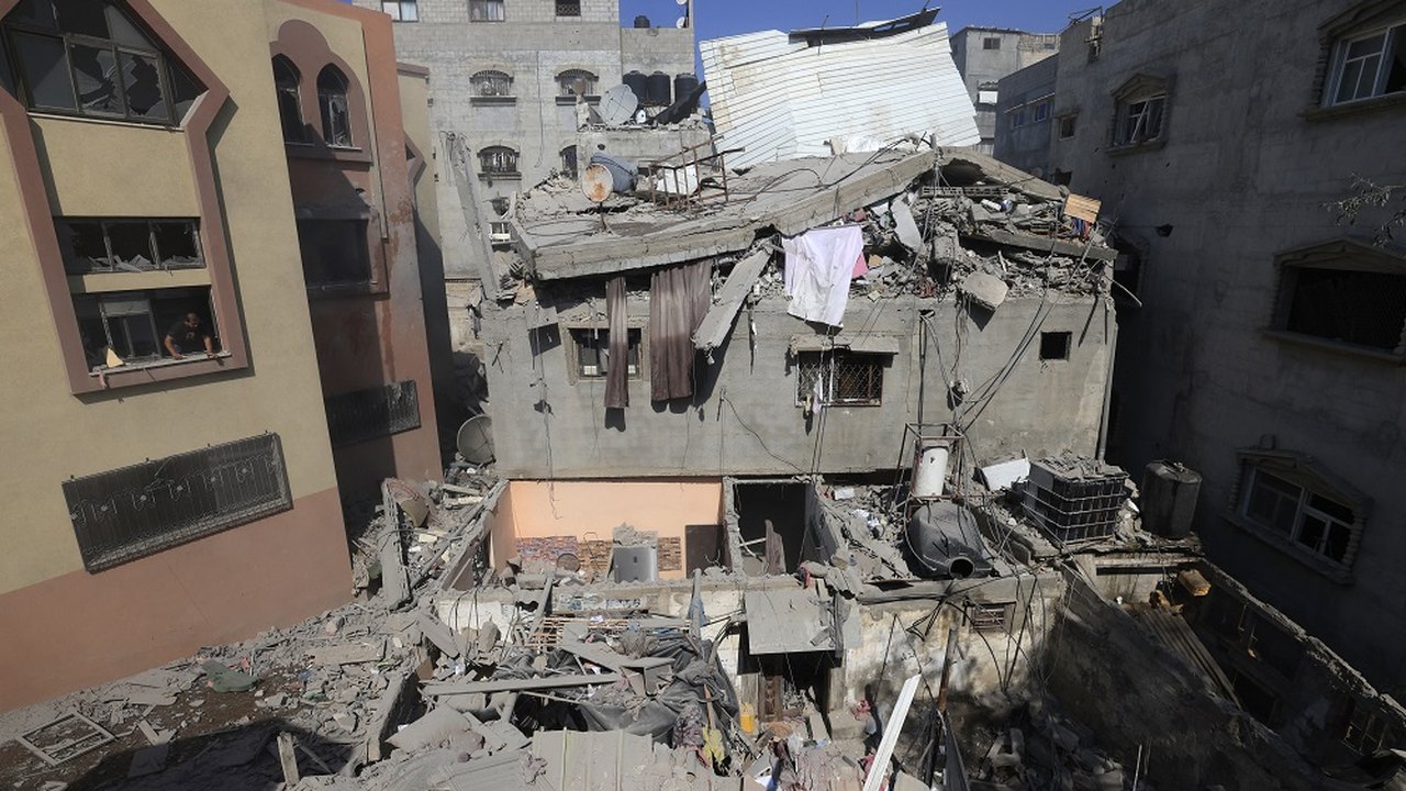 Ataque aéreo atinge escola e hospital em Gaza e deixa pelo menos 30 mortos