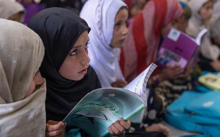 Unesco: Afeganistão tem 1,4 milhão de meninas proibidas de frequentar escolas