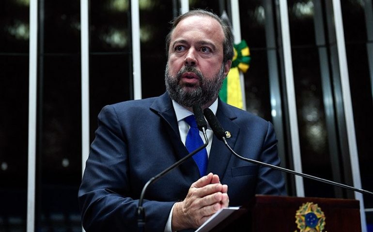 Ministro solicitou estudos às aéreas que viabilizem redução dos preços de passagens