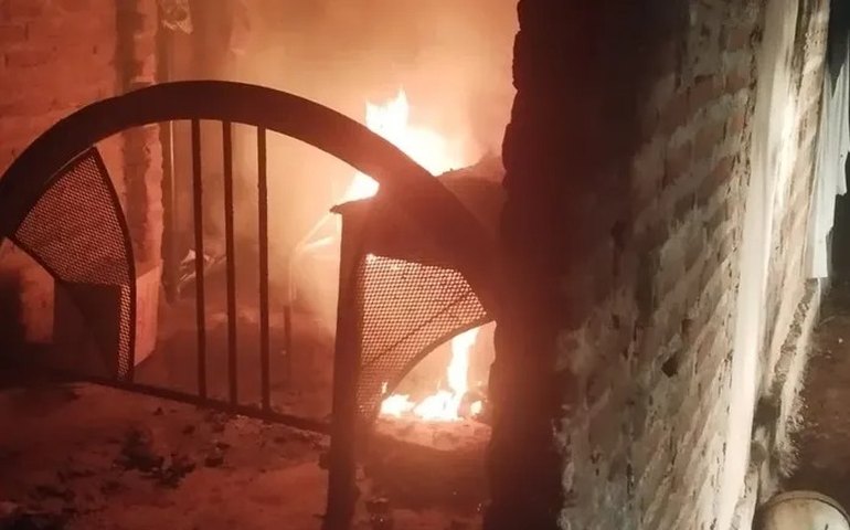 Homem é preso suspeito de espancar mulher e incendiar a casa onde moravam em Delmiro Gouveia