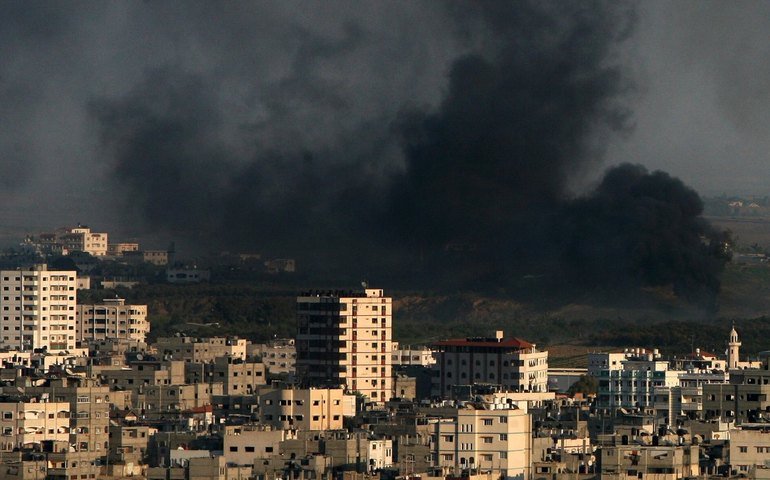 Dezenas morrem durante entrega de ajuda caótica em Gaza em meio a disparos de Israel e atropelamentos; veja vídeo