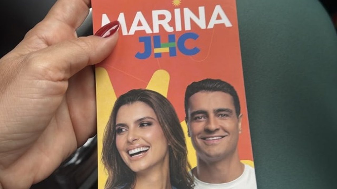 Panfletagem com uniforme, slogan e QR Code expõe campanha antecipada de Marina JHC nas ruas de Maceió; veja vídeo