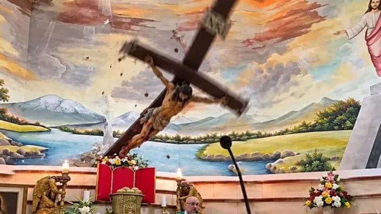 Cruz de madeira gigante cai e mata sacerdote durante missa ao vivo em Guayaquil, no Equador