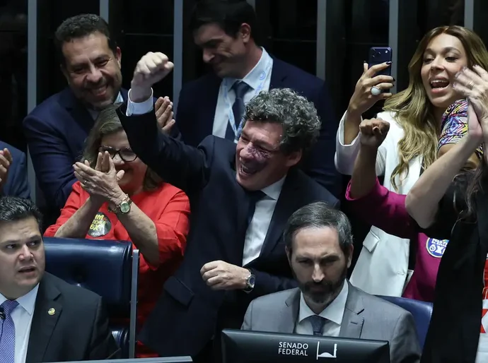 Senado aprova fim da escala 6x1 e redução da jornada de trabalho