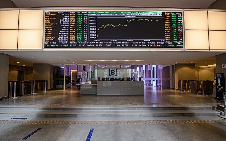 Alta do petróleo estimula Ibovespa, mas balanços e cautela externa limitam valorização