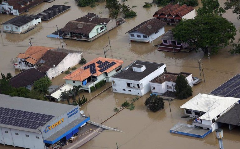 Ministro Alexandre Padilha visita região afetada por chuvas em SC