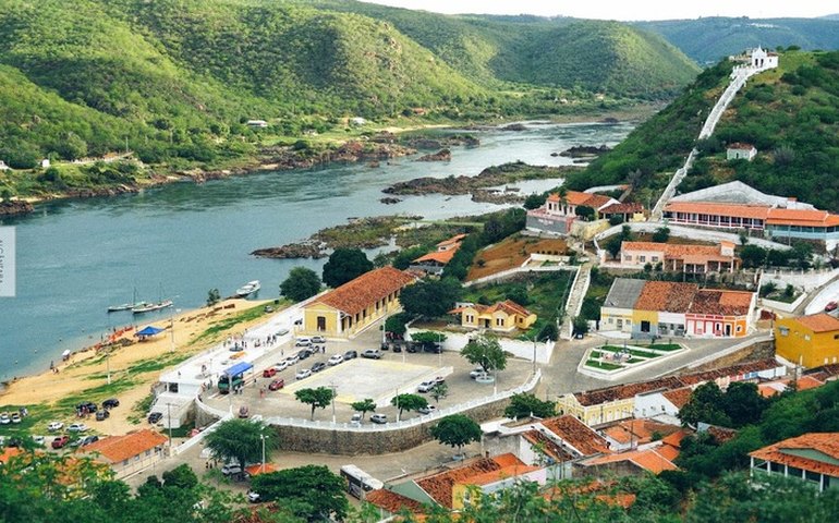 Prefeitura de Piranhas entrega novo uniforme para a Banda Municipal