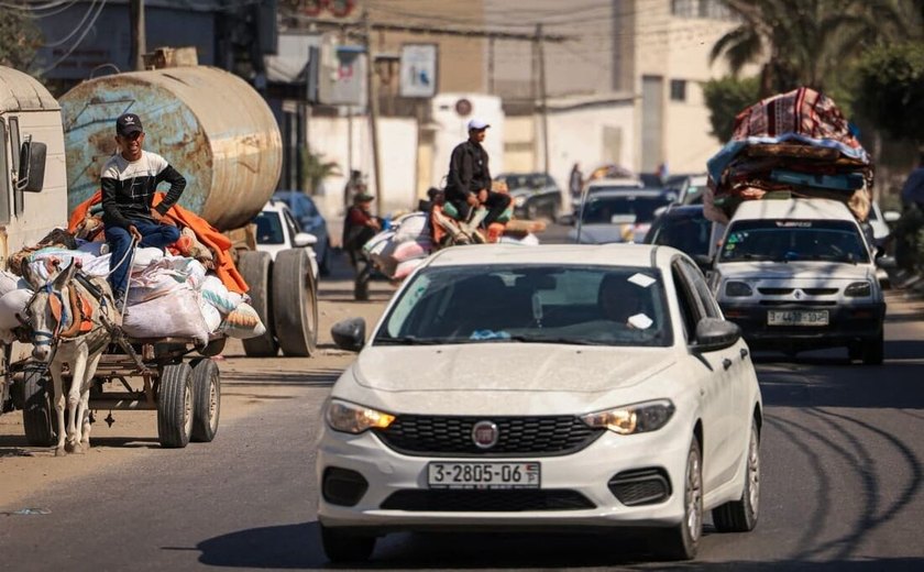 A pé, de carro, moto e em caminhões, centenas de famílias se deslocam de forma caótica para zona mais segura em Gaza 