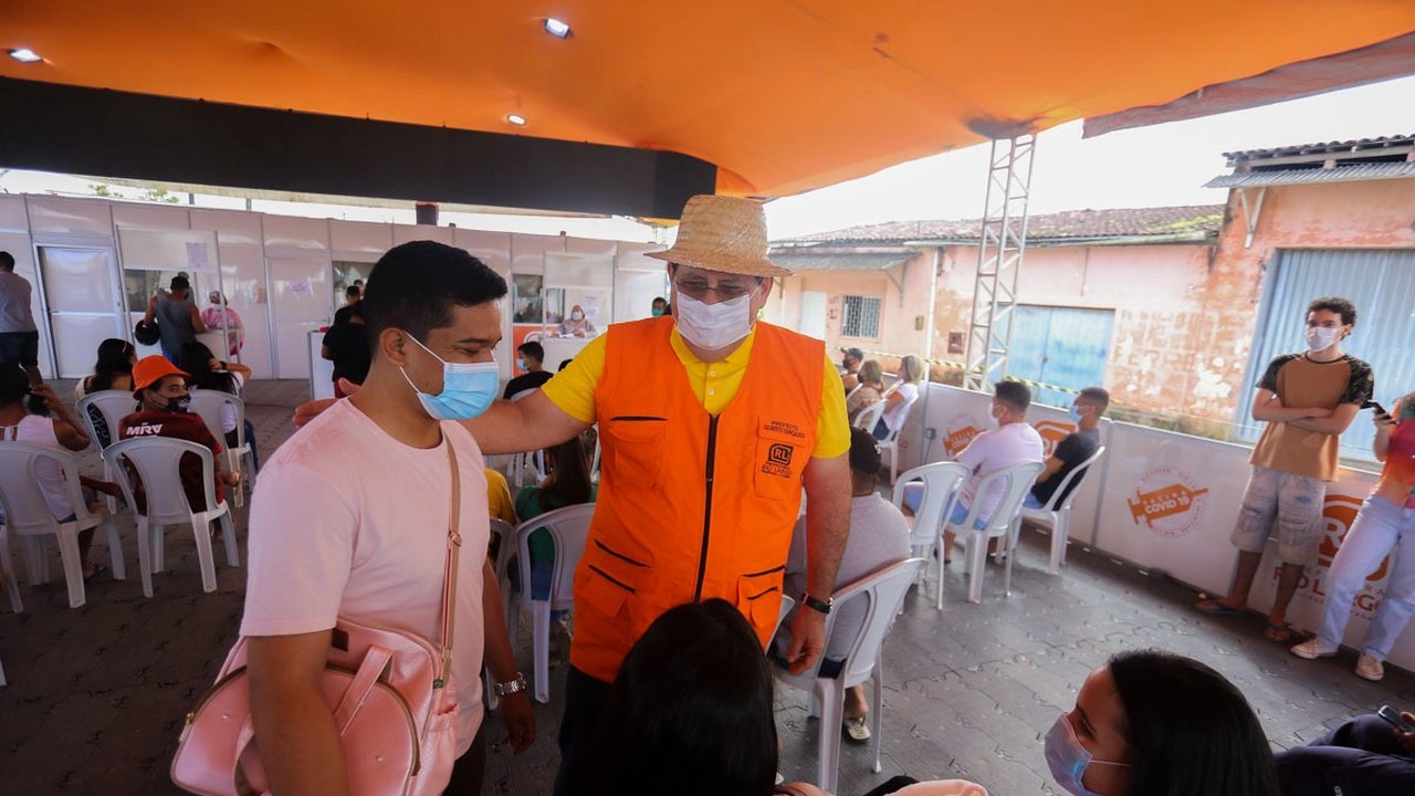 Gilberto Gonçalves acompanha vacinação de pessoas acima de 20 anos contra a Covid em Rio Largo