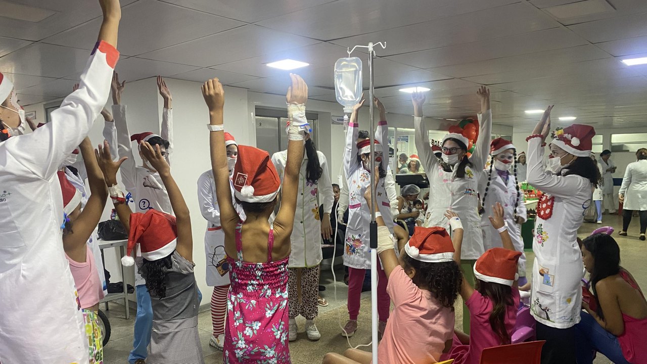 Papai Noel visita crianças internadas na Pediatria do Hospital Geral do Estado