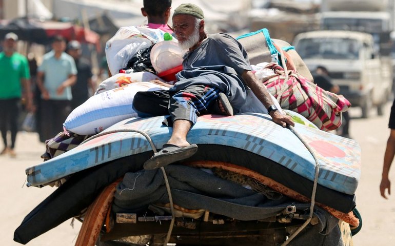 Forças israelenses intensificam bombardeio em Gaza