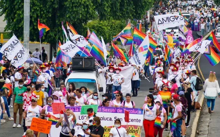 Polícia prende participantes de parada do Orgulho LGBTQIA+ na Turquia, onde manifestação é proibida