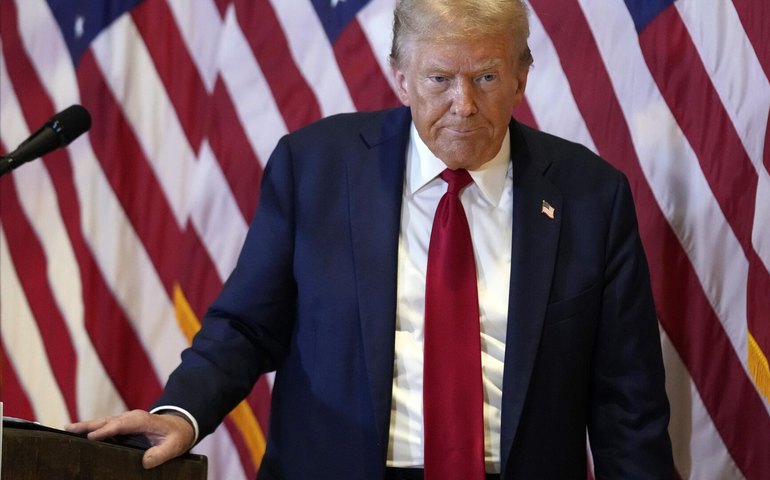 EUA anunciam tarifa de 25% para países que negociarem com o Irã, diz Trump