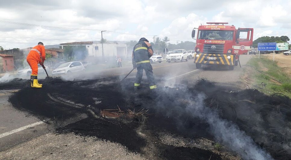 Corpo de Bombeiros apaga fogo em Areia Branca