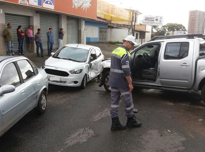 Falha mecânica causa acidente na Avenida Rotary