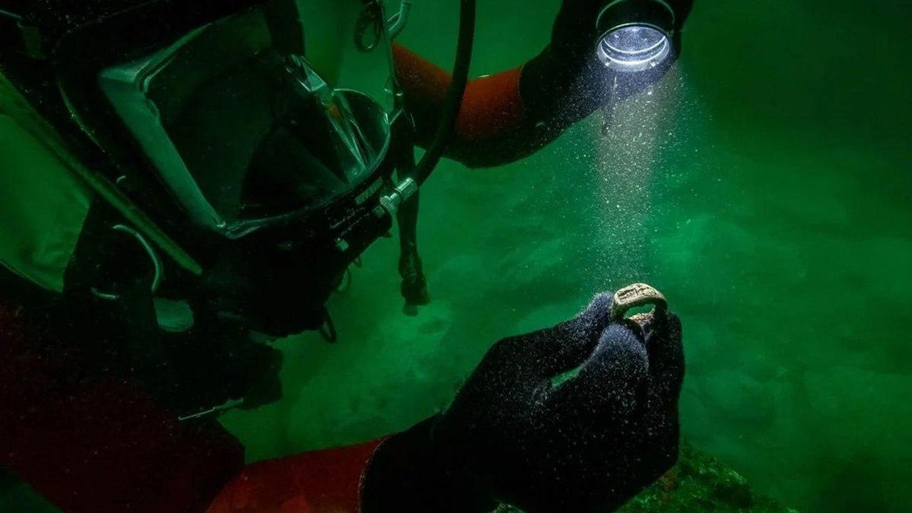 Anel com imagem do Farol de Alexandria é encontrado em palácio submerso