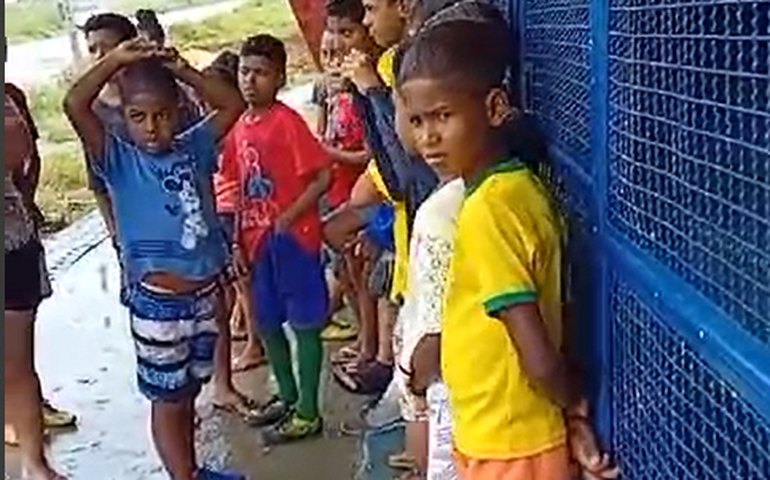 Ginásio amanhece trancado no Brivaldo Medeiros; crianças não tem mais onde treinar