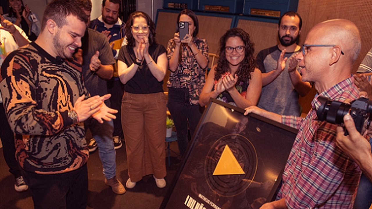 Matheus Fernandes recebe placa de 1bi de plays