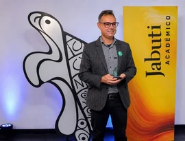 Professor do Cesmac, Fábio Lins, vence o Prêmio Jabuti Acadêmico 2026