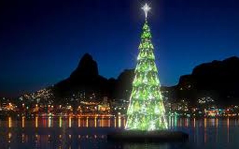 Árvore de Natal da Lagoa volta a ser montada após seis anos