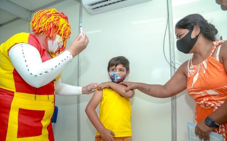 Estudantes de escola da rede municipal de Penedo são vacinados contra Covid