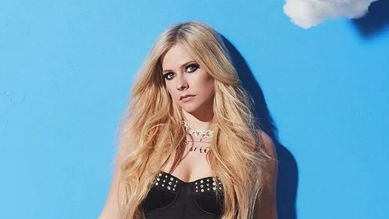 Avril Lavigne anuncia que está trabalhando em novo álbum