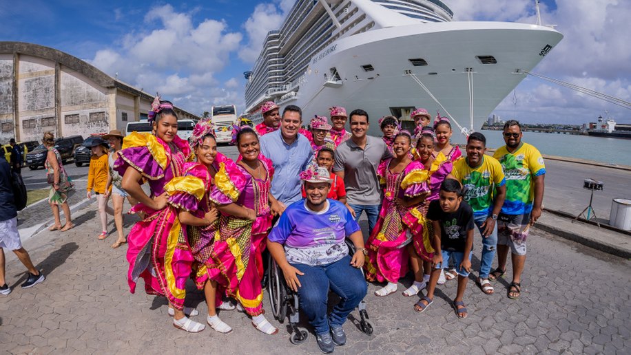 Prefeito JHC recepciona passageiros do maior cruzeiro a navegar pelo Brasil