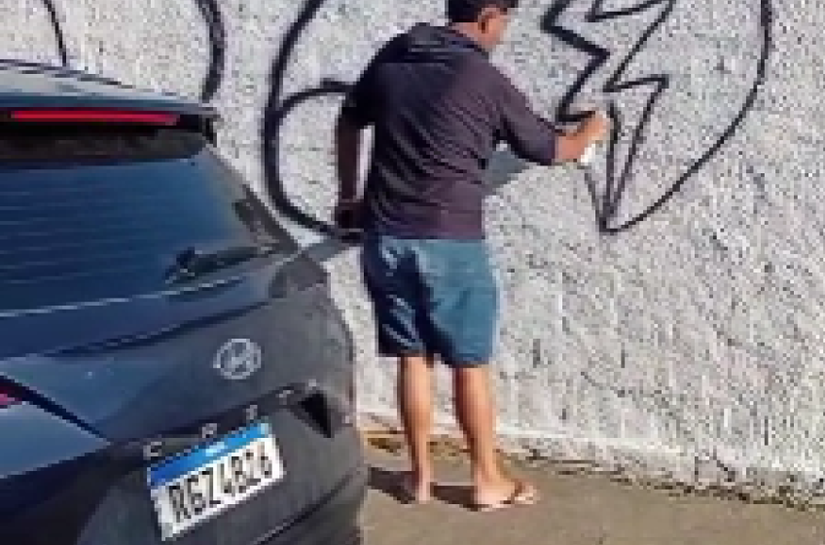 Homem é flagrado pichando muro recém-pintado do Cemitério São Luís, em Maceió
