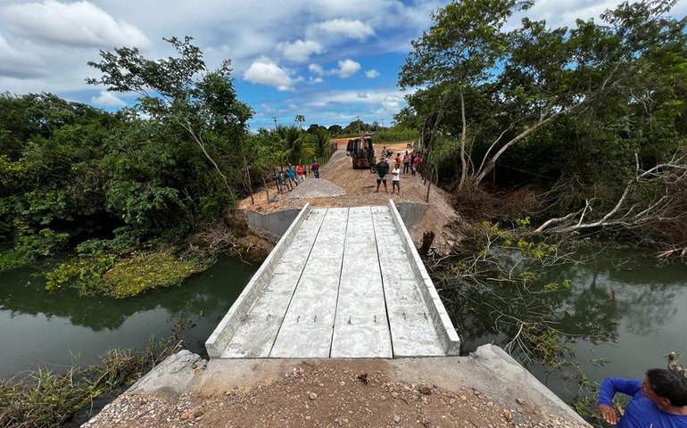Prefeitura de Penedo conclui segunda ponte de concreto da estrada da Ponta Mofina