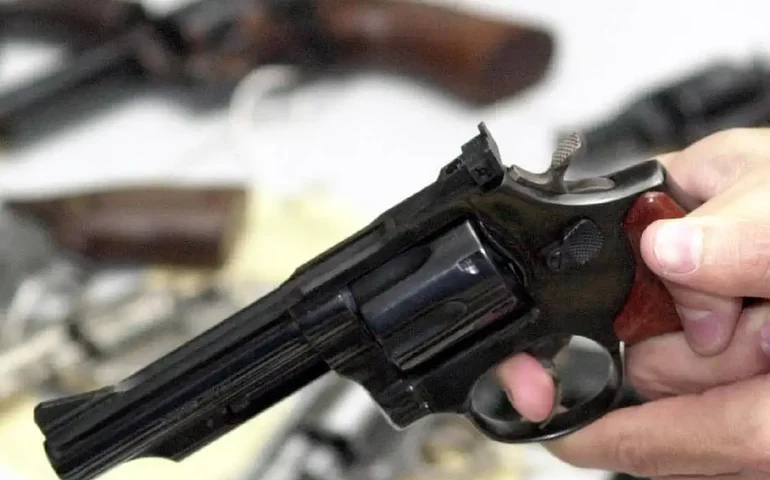 Fabricante de armas é condenada por discriminação de mulher em postos de vigilância