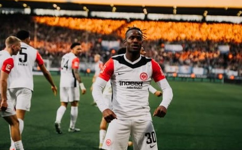 Frankfurt derrota Bochum em partida atrasada por quase uma hora devido a faixas de torcedores