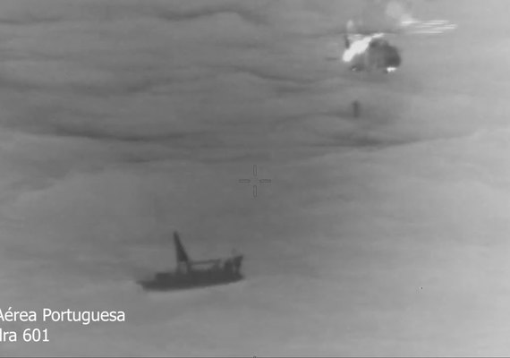 Força Aérea resgata criança de 5 anos e casal de veleiro à deriva em meio à tormenta no mar de Portugal; vídeo