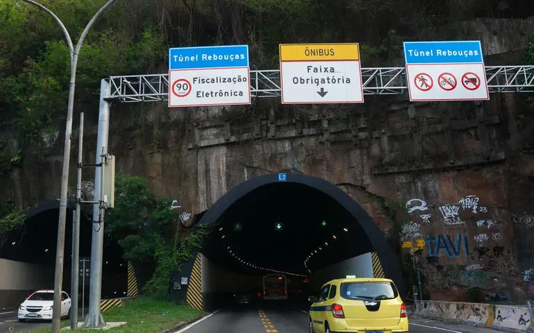 Incêndio em ônibus fecha Túnel Rebouças no sentido Lagoa nesta manhã