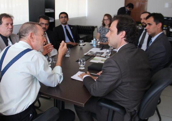 Corregedor reúne-se com representantes da Almagis e Defensoria