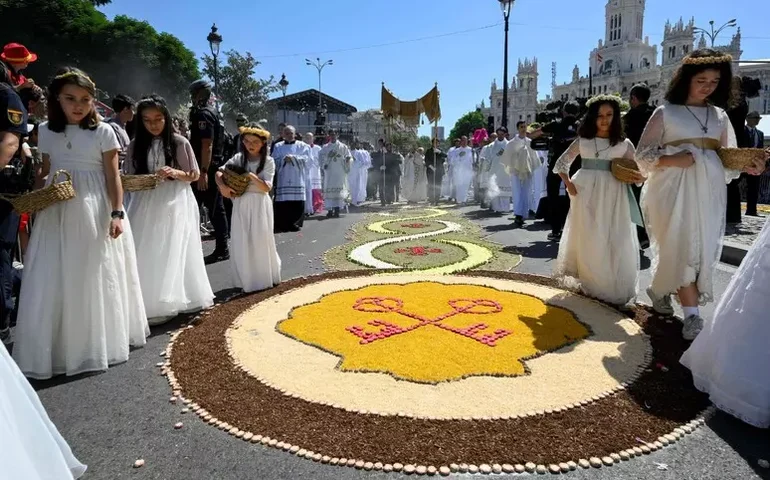 Papa Leão XIV recebe Chave de Ouro de Madri durante visita à Espanha
