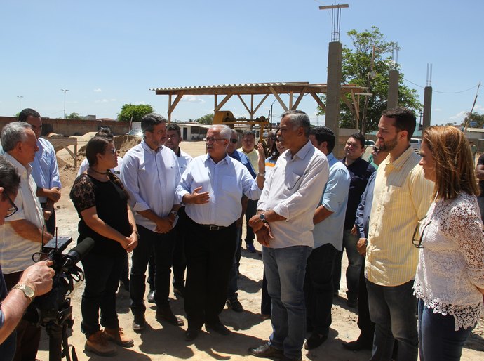 Prefeito Rogério Teófilo e convidados visitam obras da UPA de Arapiraca