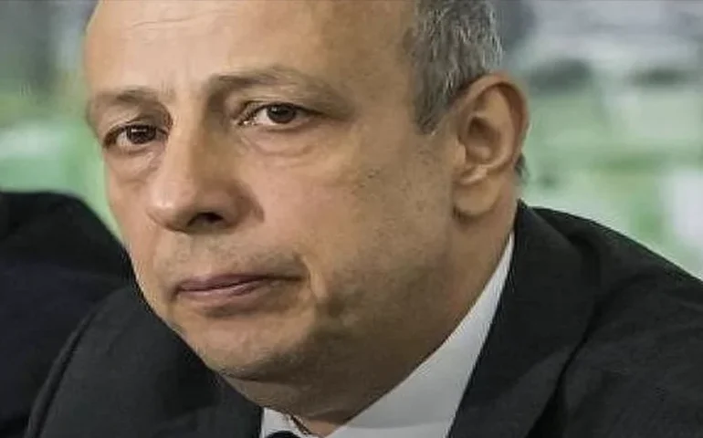 Vídeo flagra momento em que Ruy Fontes bate carro contra ônibus e é assassinado por criminosos